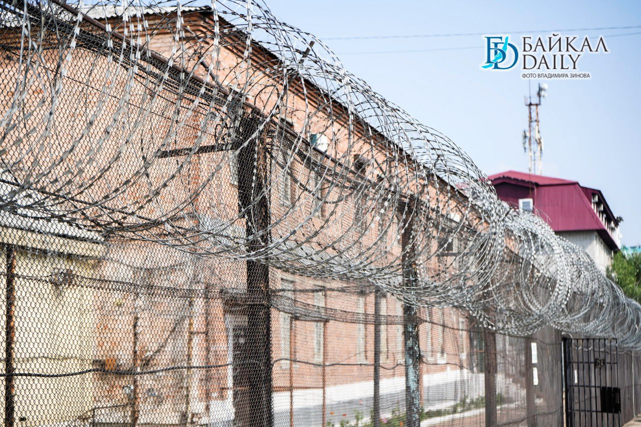 22 летнюю улан удэнку заказавшую наркотики через Интернет отправили в колонию Девушка заказала запрещённое вещество после чего получила координаты закладки Извлекла оттуда наркотик и отправилась в гостиницу для его употребления Там её и задержали сотрудники полиции В итоге девушке дали реальный срок год и два месяца в колонии поселении