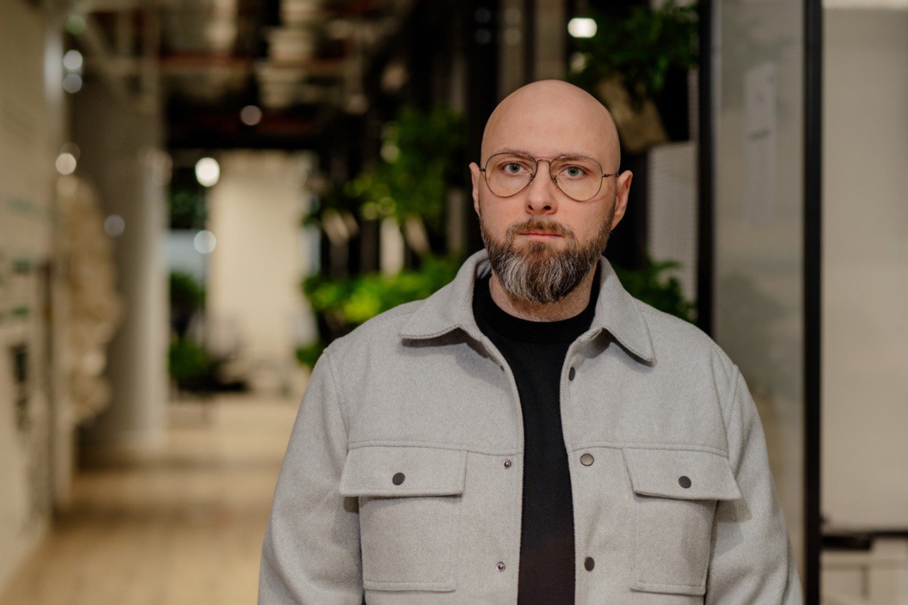 Сергей Пустыльник назначен старшим директором по операциям Центра клиентского сервиса и логистики Авито В новой роли он сосредоточится на развитии операционных процессов масштабировании автоматизации и повышении качества клиентского опыта объединив под своим управлением более 3000 человек Он также продолжит укреплять и развивать диверсифицированную логистическую платформу компании Ранее Сергей занимал должность директора по логистике На этой позиции он помог построить и масштабировать Авито Доставку уникальную для российского e commerce C2C логистическую платформу ставшую одним из ключевых факторов роста Авито Директором по логистике станет Евгений Шапиро ранее руководивший департаментом развития логистики В расширенной роли под управление Сергея переходят два крупных департамента отвечающих за качество процессов и пользовательский опыт Центр клиентского сервиса и департамент логистики