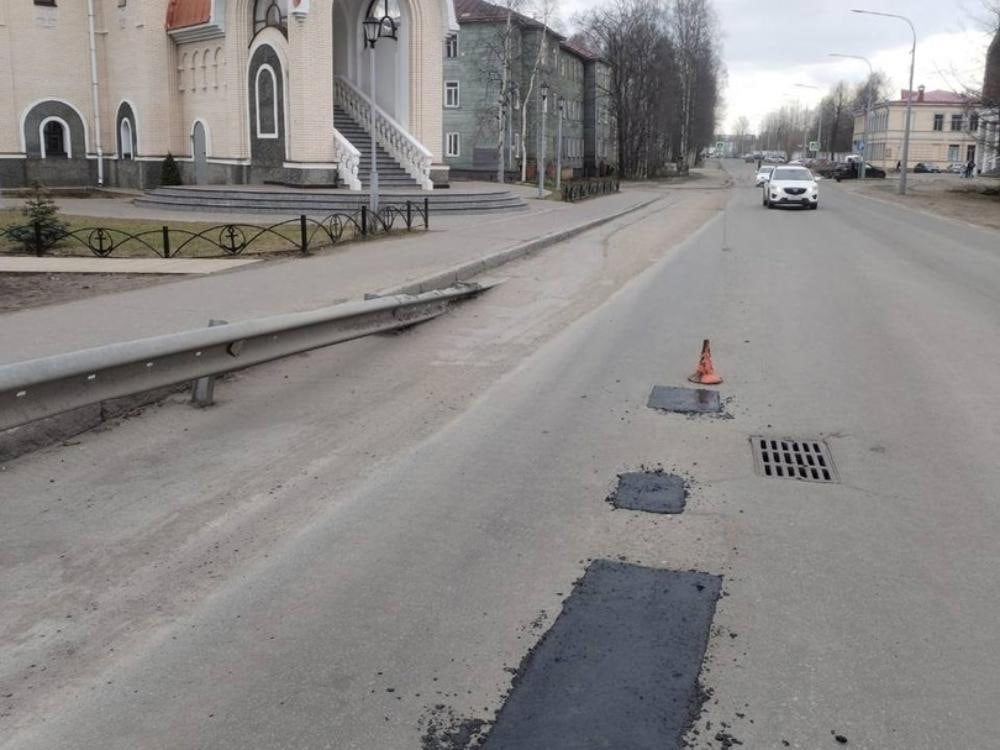 Ямочный ремонт добрался до Никольского проспекта и других проблемных дорог Архангельска Подрядчик «Лендорстрой-Плюс» 8 и 9 мая чинил дорожное покрытие в Октябрьском, Ломоносовском и Соломбальском округах. На улицах Тимме и Урицкого, а также на Никольском проспекте устранили дефекты на 100 квадратных метрах дорожного покрытия. В начале недели подрядчик работал на нижнем Талажском шоссе, где отремонтировал около 47 квадратных метров дороги. Фото пресс-службы администрации Архангельска