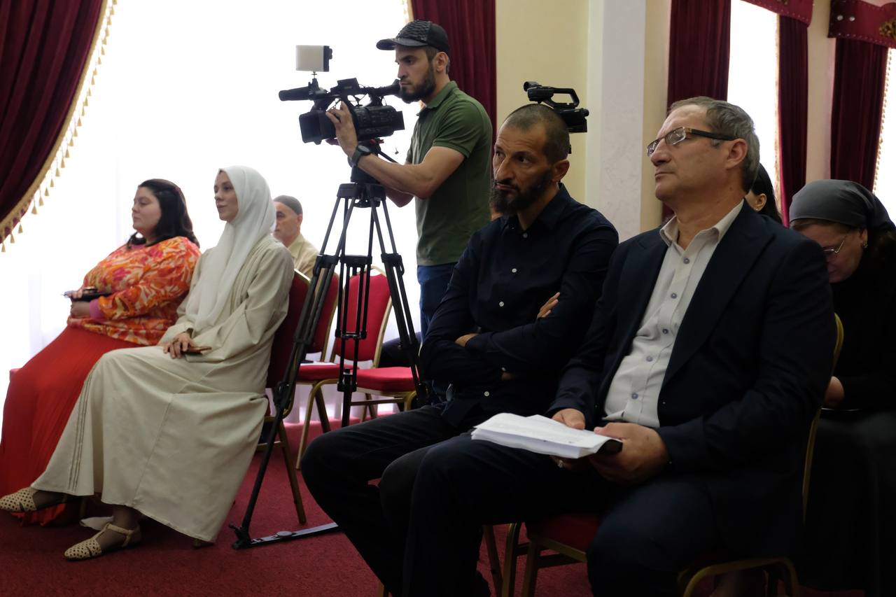В Ингушетии стартовала социальная кампания «Продвижение безопасности» Ингушетия присоединилась к всероссийской социальной кампании "Продвижение безопасности", инициированной Госавтоинспекцией МВД России. Цель кампании – объединить усилия всех заинтересованных сторон для повышения безопасности дорожного движения и снижения числа наездов на пешеходов. Проект продлится до конца ноября и охватит 40 регионов. Заместитель Председателя Правительства Ингушетии Игорь Антонов обозначил основные проблемы на дорогах республики: агрессивное вождение нарушение ПДД, превышение скорости, выезд на встречную полосу и игнорирование средств безопасности, таких как ремни и детские удерживающие устройства. Он подчеркнул необходимость комплексного подхода, сочетающего профилактику и меры принуждения, а также важность координации работы всех задействованных ведомств. Ингушетия активно участвует в реализации национальных проектов по дорожному строительству и обустройству. В республике действует правительственная комиссия по БДД, одной из инициатив которой стало обустройство современных пешеходных переходов с интеллектуальными системами освещения. Начальник Управления ГИБДД МВД по РИ Алексей Пасечный привел статистику ДТП: на 20 июля в республике зарегистрировано 122 ДТП, 20 погибших и 175 раненых. В сравнении с аналогичным периодом прошлого года наблюдается незначительный рост числа ДТП и пострадавших, но при этом существенное снижение числа погибших. Особое внимание уделяется детской безопасности: с участием детей произошло 29 ДТП в прошлом году - 10 , один ребенок погиб в прошлом году - 4 , 31 ребенок пострадал. Алексей Пасечный призвал граждан не оказывать самостоятельную помощь пострадавшим в ДТП, а дожидаться приезда скорой, чтобы избежать осложнений. Министр здравоохранения Ингушетии Зара Албакова рассказала о работе учебно-методического центра, где обучают навыкам оказания первой помощи при ДТП. Если вы стали свидетелем ДТП, главное - сохраняйте спокойствие, вызывайте экстренные службы 112, 102, 103 и следуйте инструкциям диспетчера. Правительство Ингушетии