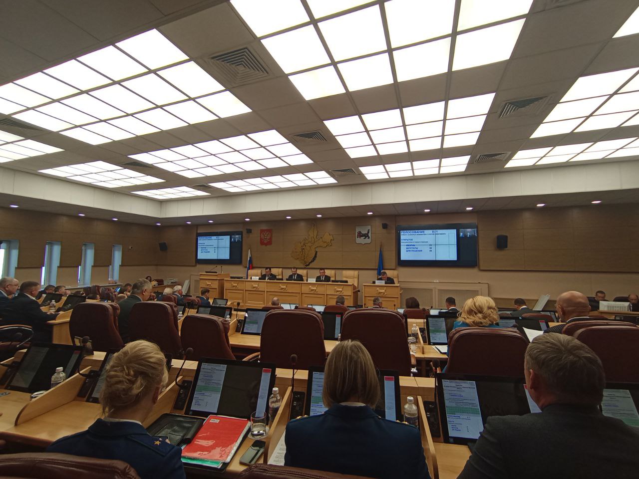 Первая в этом году сессия Законодательного собрания Иркутской области начала свою работу Депутатам предстоит рассмотреть 46 вопросов в том числе введение административной ответственности за склонение к аборту а также возмещение другим субъектам затрат на оказание медпомощи при заболеваниях не включенных в базовую программу ОМС и паллиативной медицинской помощи гражданам зарегистрированным по месту жительства в Приангарье Кроме того будет рассмотрена кандидатура на должность Уполномоченного по правам человека в Иркутской области На этот пост губернатор региона Игорь Кобзев предложил Светлану Семенову действующего омбудсмена Из 44 депутатов в зале присутствуют 36 IrkutskMedia теперь в МАX