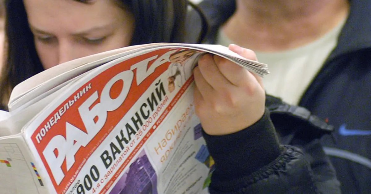 В Ростовской области насчитали почти 50 тысяч безработных За промежуток с января по март 2025 года в Ростовской области зафиксировали увеличение количества трудоустроенных граждан. Несмотря на это, порядка 49,6 тысяч дончан остаются без работы, сообщает Ростовстат. Как показывает статистика, в 2025 году количество трудоустроенных дончан выросло на 0,8% по сравнению с аналогичным периодом 2024 года. Уровень занятости населения в целом составил 62,1%. Уровень общей безработицы при этом снизился до 2,2%. Это — на 0,5% меньше, чем за аналогичный период 2024 года. Несмотря на это, на Дону все еще немало безработных граждан. За первый квартал 2025 года их количество достигло 49,6 тысяч. Подписаться на "Новости Ростова" Прислать новость