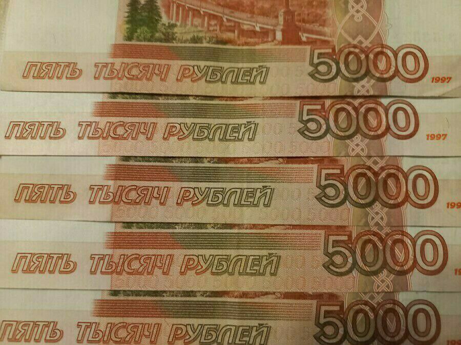 Благовещенец нашёл полмиллиона рублей, когда отправился в магазин, но эта находка обернулась для него уголовным делом и судимостью. Суд квалифицировал его действия как кражу. Подробнее здесь