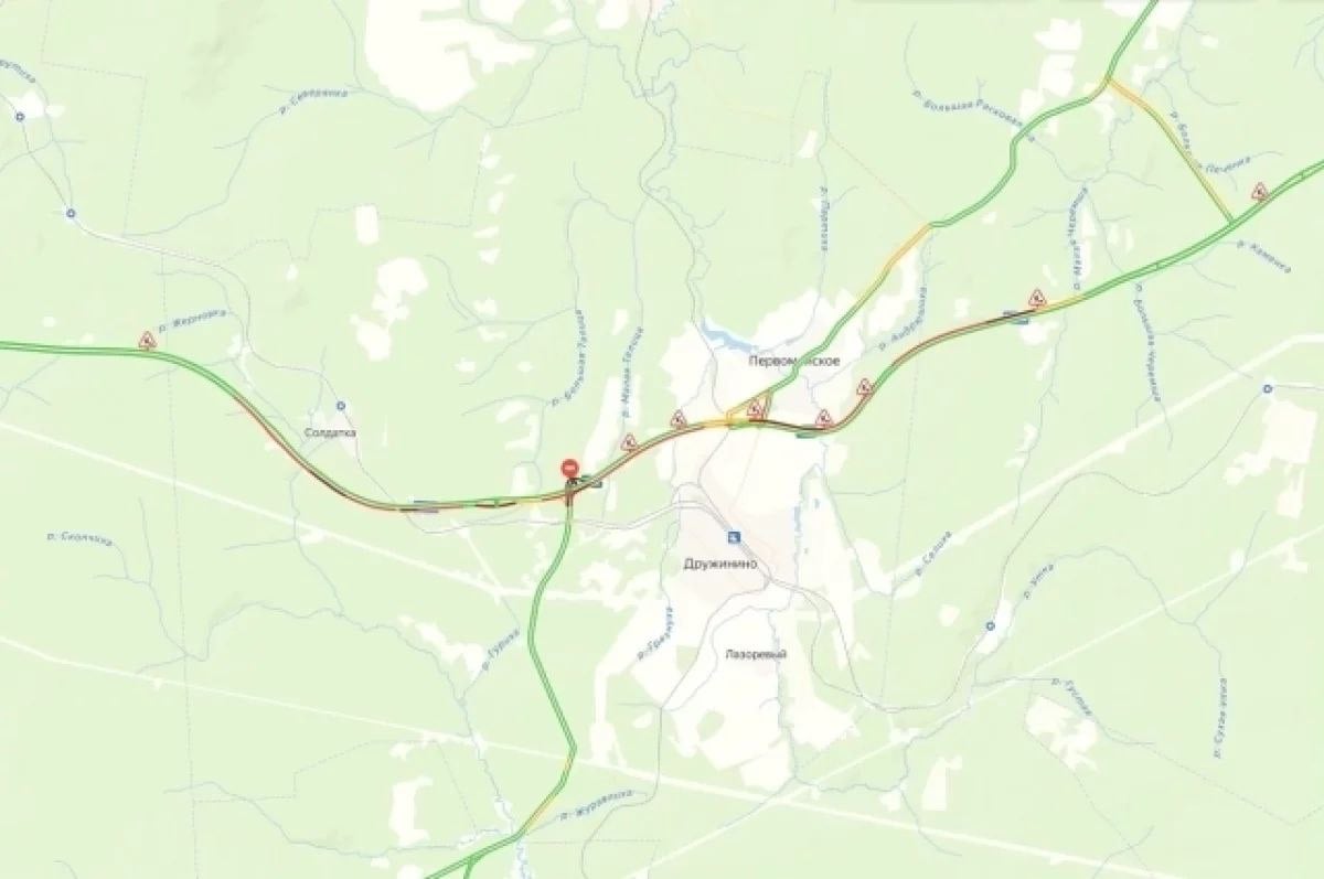Пробка длиною 17 километров возникла на трассе Пермь – Екатеринбург из-за ремонта дорог, сообщает Минтранс региона.  Речь идёт о дорожном заторе, который зафиксировали утром 23 сентября на трассе между столицами Пермского края и Свердловской области. Как рассказал Минтранс Прикамья, проблемы с дорожными заторами возникли из-за дорожных работ.  «На трассе Пермь-Екатеринбург  276 - 289 км в направлении г. Екатеринбург и  290 - 295 км в направлении г. Пермь  затруднено движение транспорта. Светофор работает с интервалом 10 мин в направлении г. Пермь, 30 мин. в направлении г. Екатеринбург», – рассказывает ведомство.  По данным министерства, ещё одной причиной может являться большой транспортный поток. Водителям предлагают также альтернативный вариант проезда: через Красноуфимск – пгт Арти – Нижние Серги.   Сейчас на участке трассы Пермь – Екатеринбург движение затруднено возле села Первомайского и пгт Дружинино. По данным сервиса Яндекс.Карты, движение в направлении обеих региональных столиц отмечено красным и бордовым цветом. Общая длина затора составляет более 17 километров.   Источник