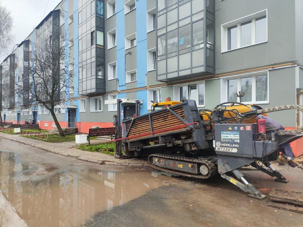 Ремонт канализации в Мирном планируют закончить к середине декабря На участке от дома 7 до дома 9 по Молодежному переулку полностью проложили запланированные 170 метров нового трубопровода Аналогичная замена 210 метров изношенных труб на пластмассовые в полном объеме выполнена и возле здания 10 по улице Дзержинского Еще на двух участках расположенных от дома 5 по улице Ленина до дома 6 по улице Советской и возле здания 30 по улице Неделина работы продолжаются Там трубопроводы общей протяженностью в 270 метров сварены в плети специалисты приступают к подготовке к бурению Планируется что прокладку выполнят бестраншейным способом Закрыть все контракты по этим объектам подрядной организации предстоит до середины декабря Фото пресс службы областного правительства