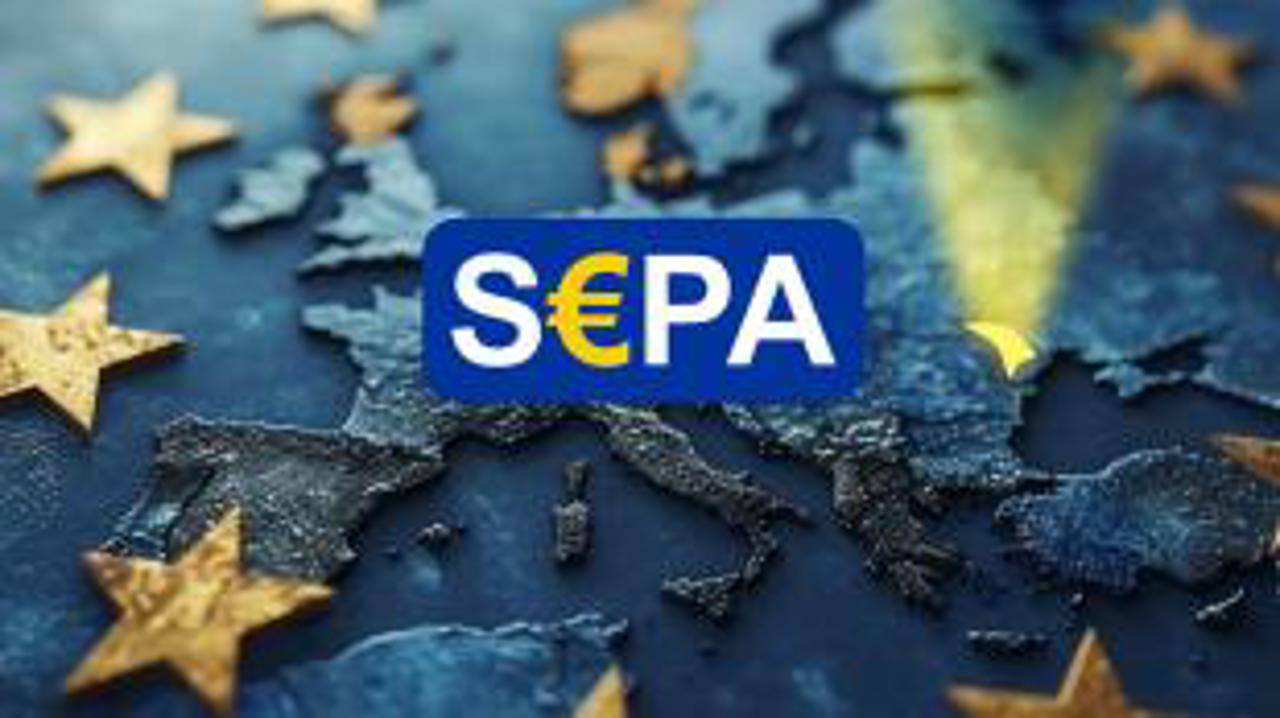 С сегодняшнего дня Республика Молдова подключена к SEPA Начиная с 6 октября 2025 года Республика Молдова официально стала операционной частью Единой зоны платежей в евро SEPA Single Euro Payments Area системы объединяющей 41 европейскую страну и позволяющей осуществлять быстрые безопасные и недорогие иногда даже бесплатные переводы в евро Интеграция Молдовы в SEPA это исторический момент для нашей финансовой системы и подтверждение европейского пути страны Это достижение устраняет административные барьеры и внедряет европейские стандарты прямо в повседневную жизнь граждан и бизнеса заявила губернатор Национального банка Молдовы Анка Драгу  Присоединение к SEPA приносит прямые выгоды для Граждан и диаспоры переводы в евро становятся быстрее безопаснее и дешевле иногда с нулевой комиссией Компаний снижаются транзакционные издержки растет конкурентоспособность и упрощается доступ на европейский рынок Экономики в целом ожидается ежегодная экономия около 20 млн евро и рост доверия со стороны инвесторов В настоящее время восемь коммерческих банков Молдовы уже получили статус участников SEPA и процесс подключения продолжается для других поставщиков платежных услуг В 2024 году между Молдовой и странами SEPA было совершено около 830 000 транзакций в евро на общую сумму 11 8 млрд евро это в среднем более 45 млн евро в день