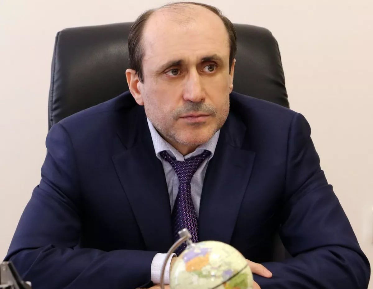 Обвиняемого в коррупции главу Кайтагского района Дагестана Алима Темирбулатова отрешили от должности Указ об этом подписал руководитель региона Сергей Меликов. Алима Темирбулатов отрешили от должности за ненадлежащее исполнение обязанностей, в том числе в сфере обеспечения детей-сирот жильём. Ранее Сергей Меликов жёстко раскритиковал работу главы района за срыв сроков строительства школы в селе Джавгат и объявил ему выговор. Кроме этого, в муниципалитете нашли множество нарушений при благоустройстве территорий, обеспечении пожарной безопасности, соблюдении градостроительных норм и землепользования. В конце мая 2025 года Алима Темирбулатова заключили под стражу. Претензии у правоохранителей к экс-чиновнику другого рода. По версии следствия, Темирбулатов был организатором аферы с муниципальной землёй. В преступную группу кроме него вошли сотрудники администрации Кайтагского района республики и их сообщники, сообщили в пресс-службе судов Дагестана. С мая по декабрь 2021 года они незаконно приватизировали пять муниципальных участков общей площадью 4 тысячи кв. м, стоимостью более 2,6 млн рублей. Незаконными владельцами, по версии следствия, стали родственники и знакомые чиновников. «ВКонтакте» и в «Одноклассниках», чтобы быть в курсе самых интересных новостей Кавказа. -канал АиФ – Северный Кавказ