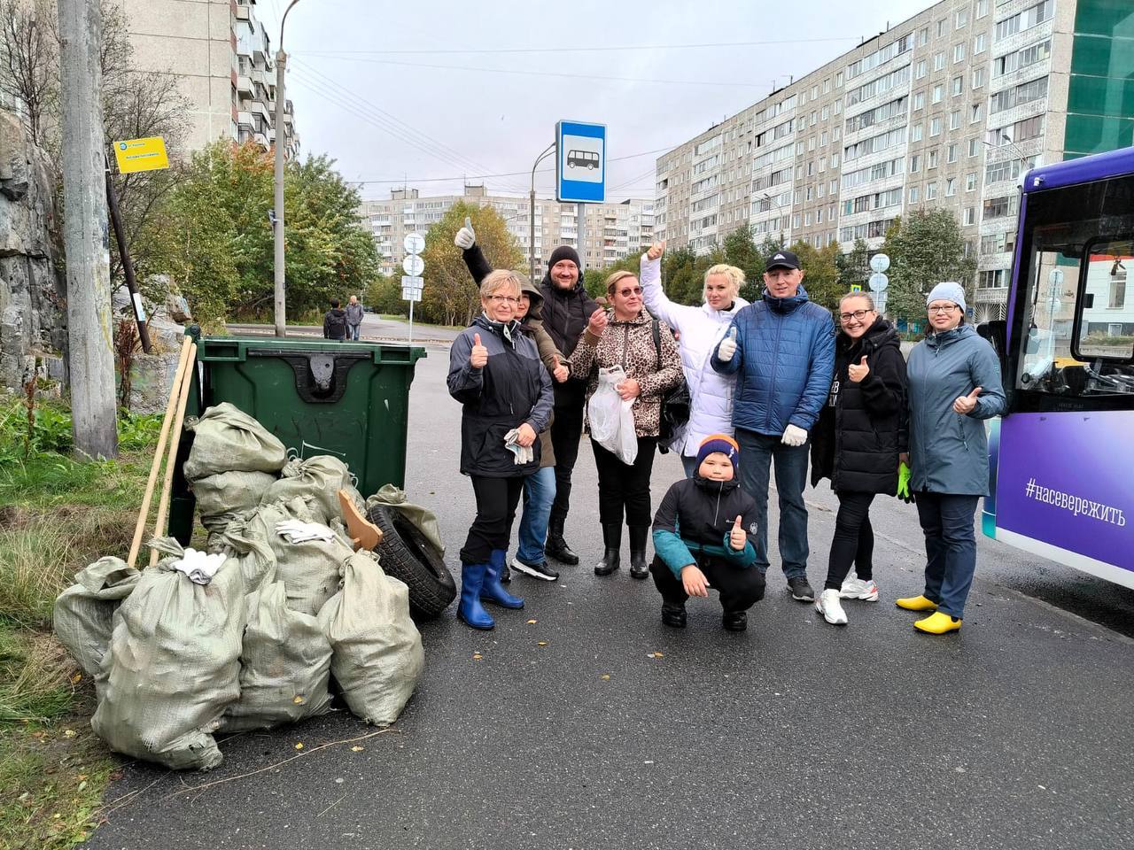 Более 55 кубометров мусора собрали сегодня с береговых линий Кольского залива, озер Среднее, Ледовое, Глубокое, ручья Чистого, а также зоны отдыха на Семеновском озере мурманчане-участники субботника по санитарной очистке берегов природных водных объектов города.  Площадь убранной территории составила 41 880 квадратных метров.     Радует, что многие родители пришли вместе с детьми. Экологическое воспитание подрастающего поколения очень важно для будущего города. Ведь те, кто хоть раз принял участие в большой уборке,  намного бережнее относятся к природе.  Спасибо всем, кто сделал наш город еще чище и уютнее!