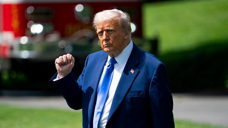 Президент США Дональд Трамп начал первую масштабную зарубежную поездку своего второго срока, посетив Саудовскую Аравию, ОАЭ и Катар. Цели визита включают укрепление экономических связей, переговоры по торговым соглашениям и обсуждение региональной безопасности. Однако поездку омрачил скандал вокруг подаренного Катаром самолета, а также вопросы о конфликте интересов семьи Трампа. Катар передал США роскошный Boeing 747 для использования в качестве нового Air Force One. Трамп назвал это «великодушным жестом», подчеркнув, что самолет перейдет Министерству обороны, а затем — президентской библиотеке. Демократы раскритиковали сделку, усмотрев в ней попытку влияния на Белый дом. Даже некоторые республиканцы, включая экс-пресс-секретаря Буша-мл. Ари Флейшера, выразили сомнения в этичности принятия подарка от страны, поддерживающей ХАМАС. Главная цель поездки — привлечение инвестиций. Саудовская Аравия планирует вложить 600 миллиардов долларов в США за четыре года, а ОАЭ — 1,4 триллиона долларов в течение десяти лет в сферы AI, энергетики и производства. В 2017 году Трамп уже заключил с Эр-Риядом оружейную сделку на 110 миллиардов долларов. Накануне визита администрация одобрила продажу Саудовской Аравии ракет на 3,5 миллиарда долларов. Хотя Израиль не входит в маршрут, темы войны в Газе и ядерной программы Ирана остаются основными. Недавнее освобождение американского заложника ХАМАС может открыть путь к перемирию. Трамп также заявил о возможной отмене санкций против Сирии и переговорах с Ираном, подчеркнув: «У Тегерана не должно быть ядерного оружия». Администрация Трампа намерена снизить тарифы с ближневосточными партнерами. Уже достигнуты предварительные договоренности с Китаем, а ОАЭ и Саудовская Аравия получили льготные ставки. В 2024 году США экспортировали в ОАЭ товаров на 27 миллиардов долларов, сохраняя положительное сальдо. Визит проходит на фоне сделок Trump Organization на Ближнем Востоке. Инвестиционная компания из ОАЭ недавно вложилась в криптовалютный проект семьи Трампа, что вызывает вопросы о совмещении личных и государственных интересов.