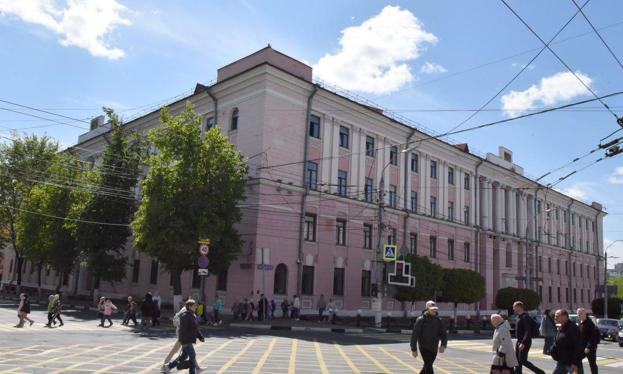 В Брянске появится филиал лучшего медвуза страны — губернатор С 1 сентября в Брянской области начнёт работу филиал лучшего медицинского вуза страны — Первого МГМУ имени Сеченова. Губернатор Александр Богомаз и академик, ректор университета, уроженец Брянской области Пётр Глыбочко лично оценили ход капитального ремонта зданий под корпус и общежитие. «Теперь у нас будет полный цикл медицинского образования — от предуниверсария до вуза и постдипломной подготовки», — подчеркнул глава региона. Уже в этом году в филиал зачислят 400 студентов. Обучение — в мини-группах по 5–6 человек. Преподавать будут профессора Сеченовки и брянские педагоги. «Уверен, наш строительный комплекс не подведёт. Сделаем современное здание, где наши дети получат качественное образование и останутся работать в Брянской области», — отметил Александр Богомаз. «Я в своё время уехал учиться за тысячу километров, в Саратов. А теперь молодёжь сможет учиться дома — и получать такой же диплом, как в Москве», — рассказал академик Глыбочко. Источник фото.