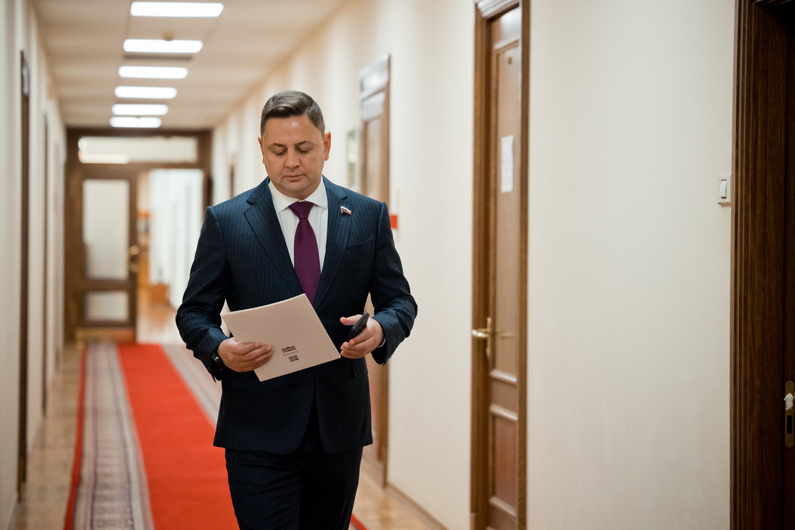 В России создадут Единый реестр объектов культурного наследия на базе Единой информационной системы жилищного строительства оператором которой выступает ДОМ РФ Соответствующий законопроект принят сегодня в третьем чтении Принятый документ наводит порядок в сфере охраны памятников культуры и градостроительной деятельности и напрямую повлияет на то как сохраняется наше наследие и развиваются города До сих пор существовала правовая неопределённость полномочия по согласованию строительных работ в зонах охраны объектов культурного наследия ОКН были размыты между федеральными региональными и муниципальными властями На практике это приводило к затягиванию сроков административным барьерам для инвесторов и что самое печальное создавало риски для сохранности самих памятников Данные об ОКН были разрознены что усложняло принятие взвешенных решений Ключевая цель принятого закона чётко разграничить полномочия Он вносит поправки в федеральные законы Об объектах культурного наследия и О государственной регистрации недвижимости устанавливая понятные и прозрачные правила игры Теперь за каждый уровень согласований будет отвечать конкретный орган власти что устранит дублирование функций и сократит сроки процедур Как итог мы решаем сразу несколько задач Бизнес получает ясный алгоритм действий при работе с территориями вблизи ОКН что повышает их инвестиционную привлекательность Государство проводит своего рода инвентаризацию наследия получая инструмент для его эффективной защиты и привлечения внебюджетных средств на реставрацию А главное мы создаём условия для гармоничного развития территорий где современная застройка соседствует с бережно сохраняемой историей