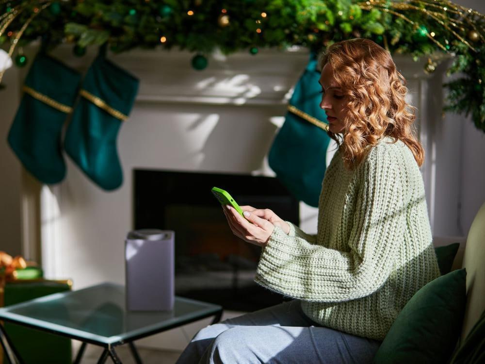 Исследование МегаФона к Новому году по всей России растёт потребление интернет трафика С третьей декады декабря потребление мобильного интернет трафика традиционно возрастает на 3 5 к средним значениям россияне начинают подготовку к праздникам Люди заказывают подарки больше пользуются такси и службами доставки Ближе к концу декабря начинается обмен поздравлениями с тяжёлым медиаконтентом В саму новогоднюю ночь объём потребления мобильного интернета обычно чуть снижается за счёт использования домашнего интернета Однако уже к 3 4 января объём передачи данных мобильного трафика снова нарастает и держится на стабильно высоком уровне до конца праздников Специалисты посчитали что активнее всего в новогодние каникулы клиенты смотрят онлайн ТВ его доля среди потребления всех онлайн сервисов составляет 41 на втором месте соцсети с долей 22 мессенджеры замыкают топ 3 у них 18 Наибольший рост год к году в предыдущую новогоднюю ночь показали сервисы VK Видео соцсеть VK и онлайн кинотеатр Кинопоиск Фото МегаФона