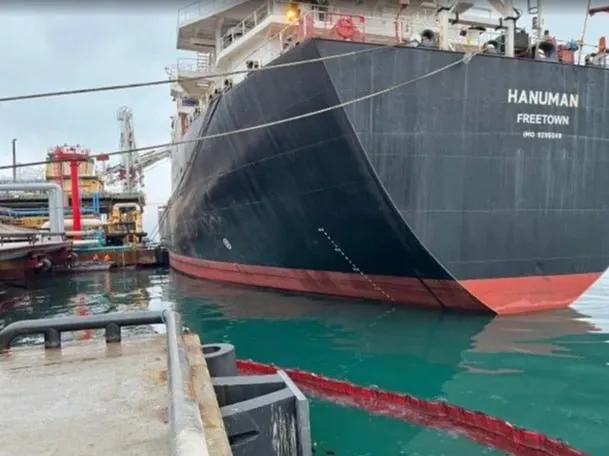 Суд арестовал судно Hanuman в Новороссийске за ущерб морю в 40 млн рублей На судне 26 марта произошла утечка нефтепродуктов Иностранной компании судовладельцу направили требование о добровольном возмещении вреда однако его не исполнили Краевой арбитражный суд запретил капитану порта выдавать разрешение на выход этого судна Если ущерб не будет компенсирован в срок потребуется принудительное взыскание сообщили в Роспотребнадзоре Rosprirodnadzor official Кубань 24 в МАКС