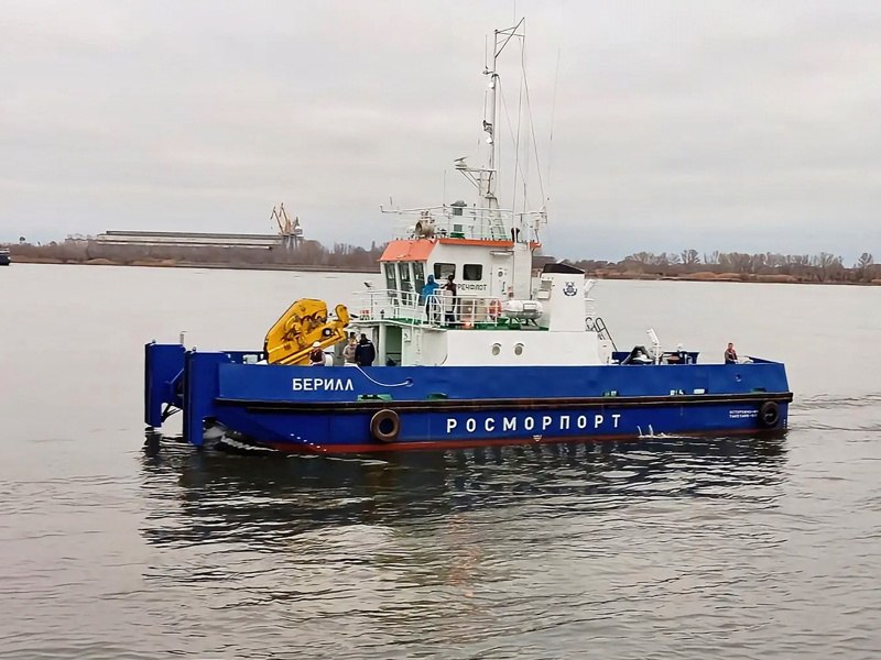 Многоцелевое судно обеспечения для Росморпорта   seanews ru 2025 12 02 ru mnogocelevoe sudno obespechenija dlja rosmorporta Многоцелевое судно обеспечения Берилл построенное ООО Стройлидерплюс ошвартовалось в морском порту Астрахань и приступит к выполнению задач на Волго Каспийском морском судоходном канале уже в начале декабря сообщается на сайте ФГУП Росморпорт Берилл головное судно проекта FPW1 предназначенное для комплексного сопровождения несамоходных земснарядов высокой производительности проекта FPDG3 В его задачи входит буксировка снабжение топливом и