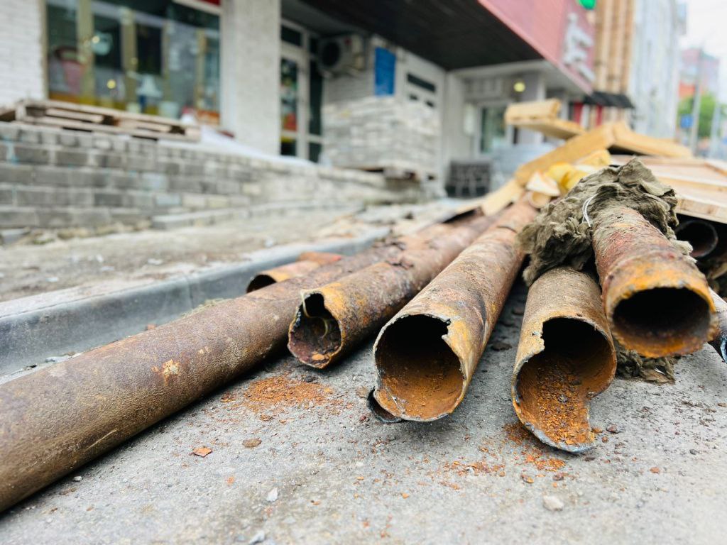 В центре Владивостока на улице Мордовцева досрочно завершили масштабную замену теплосети. Работы, начатые 8 мая, заняли всего 30 дней, за которые специалисты обновили 420 метров теплотрассы. Новая современная инфраструктура обеспечит надёжное теплоснабжение жителей на ближайшие 30 лет. В рамках проекта также заменили 180 метров кабельных линий, это значительно повысит надежность электроснабжения в центре города. Как сообщили в пресс-службе мэрии, после завершения коммунальных работ начнётся комплексное благоустройство улицы Мордовцева. Там создадут два сквера, широкие пешеходные зоны с зелёными насаждениями и удобные места для отдыха горожан. ‼ Также изменится схема движения транспорта - уникальное для города левостороннее движение заменят на одностороннее.