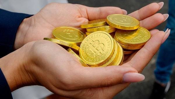 Власти заявили о недопустимости зарплат в криптовалюте. Российским компаниям нельзя даже частично выплачивать зарплаты в криптовалюте — такую позицию обозначили в Госинспекции труда в ответ на запрос бизнеса и подтвердили в Минтруде. Согласно Трудовому кодексу, зарплата может быть только в денежной форме. Но с 2024 года начал действовать эксперимент, разрешающий трансграничные операции в крипте. И часть работодателей расценила это как возможность выплачивать по такой схеме и зарплату. Причем спрос на такой метод расчета с сотрудниками, в первую очередь с теми, кто находится за границей, есть. Но таким образом организации могут уходить от налогов — поэтому в Госдуме обсуждают ужесточение штрафов в отрасли.