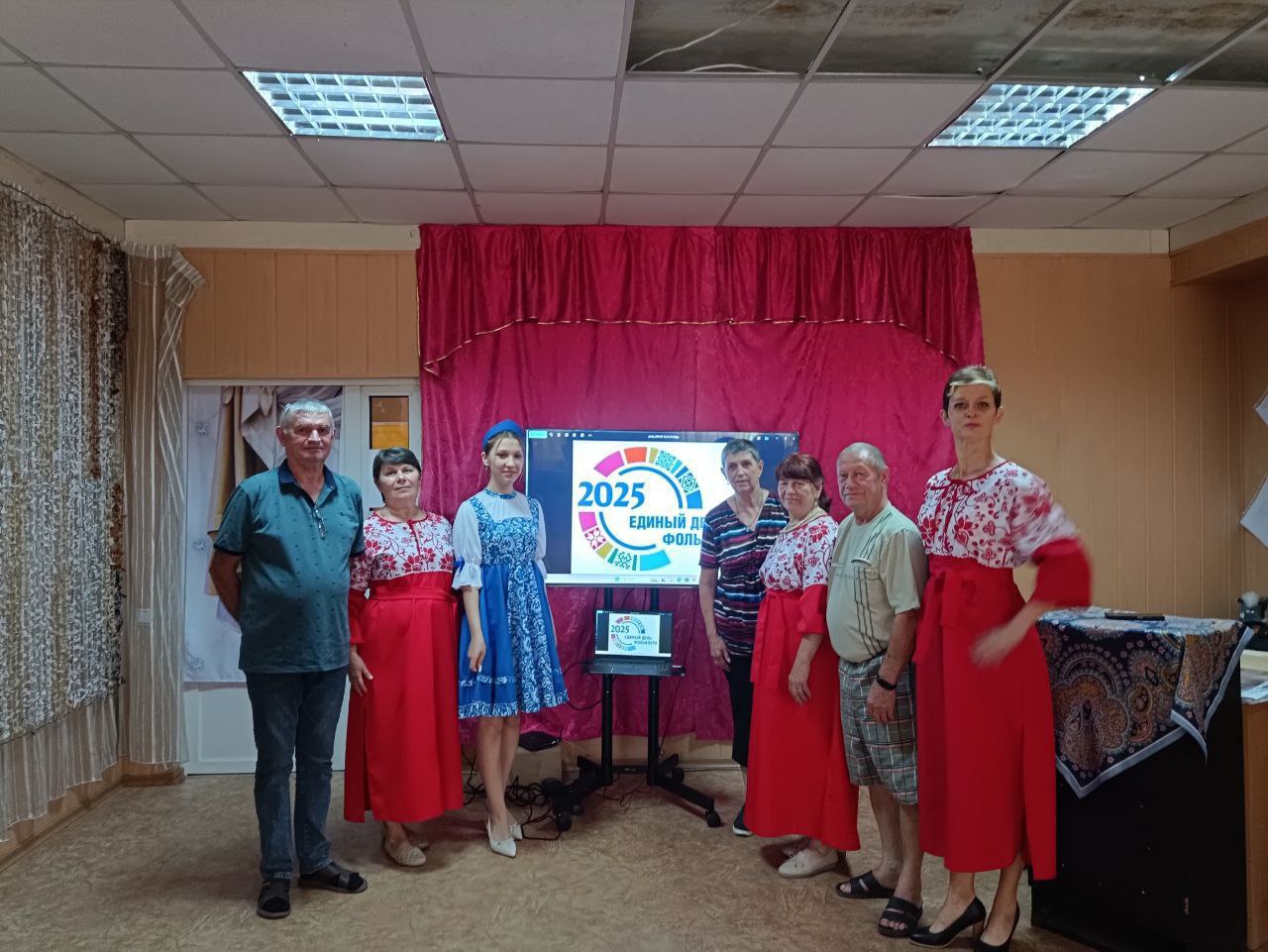 В Весёлотарасовском сельском доме культуры состоялись посиделки к Единому дню фольклора в России В Весёлотарасовском сельском доме культуры состоялись посиделки к Единому дню фольклора в России «Где обычаи чтут, там весело живут». В ходе мероприятия ведущий рассказал зрителям о традициях гостеприимства на Руси, некоторых обычаях русских семей. В зале звучали народные песни, гости обменивались рецептами любимых блюд и советами по домоводству.