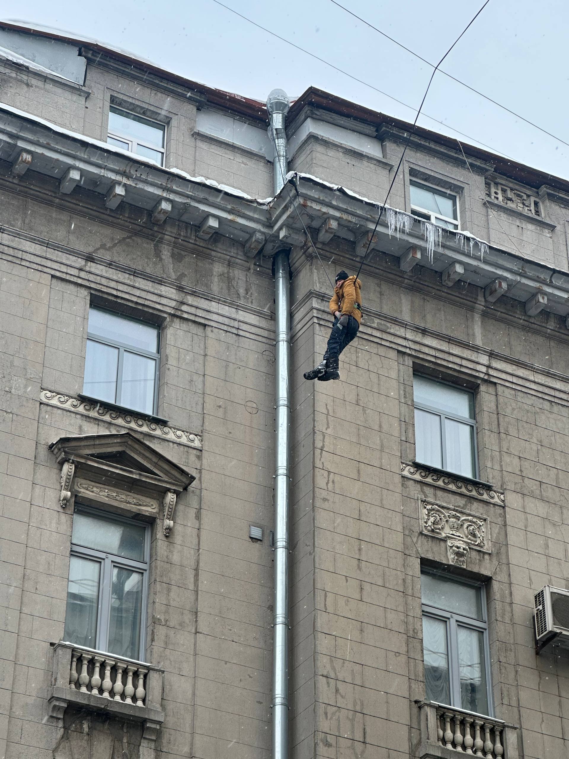 На улице Правды дворник сорвался с крыши и повис на проводах По словам очевидцев мужчина чистил крышу без страховки После падения он зацепился за провода и остался висеть На место прибыли экстренные службы Пострадавшему оказывают помощь обстоятельства происшествия выясняются