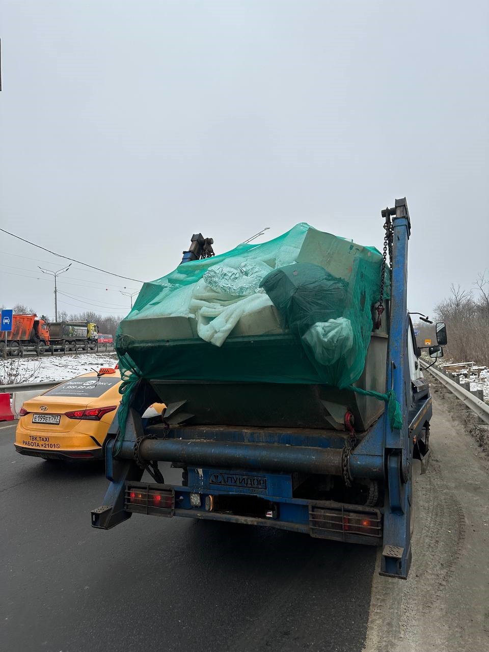 В Раменском и Истре пресекли сбросы отходов  В Раменском городском округе гражданин незаконно выгрузил иловый осадок и строительные отходы на земельный участок. Инспекторы эконадзора Минэкологии Подмосковья выписали ему штраф в 40000 руб.   Также они пресекли сброс отходов неустановленного класса опасности на открытый грунт  вне специально оборудованной площадки в Истре.   "В Московской области работает система система приема заявок на вывоз строительного мусора от жителей региона, - напоминает Минэкологии МО для профилактики нарушений. - Функционирует портал "стройотходы.рф", а также горячая линия по номеру 122#7".