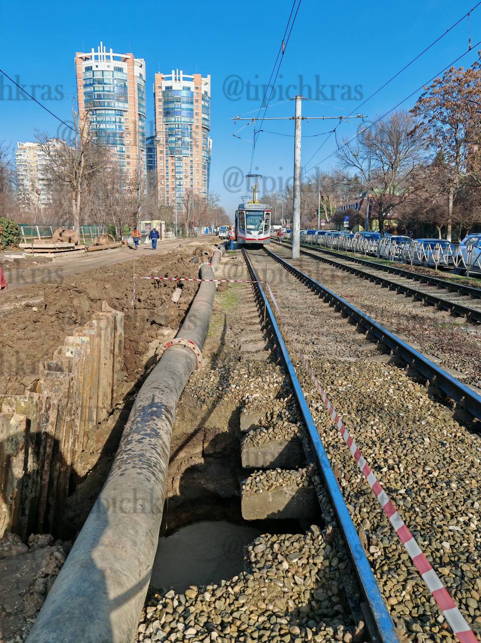 Из-за провала грунта на Московской между улицами Зиповской и 40 лет Победы остановлено движение трамваев маршрутов № 5, 8, 15, 21 и 22.  Трамваи маршрутов N 5, 8, 15, 20 и 21 временно направлены через конечную "Ул. Декабристов".    свои фото, видео и истории присылайте нашему боту     Краснодар Телетайп  Подписаться