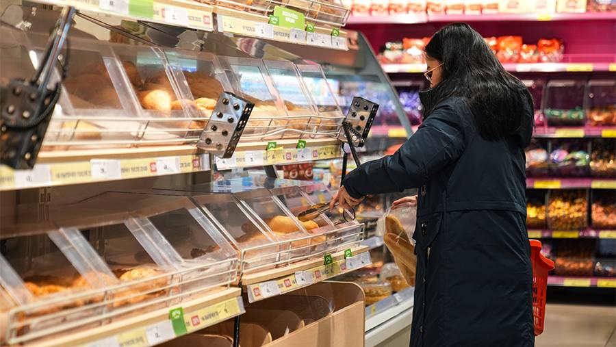 Есть выпечку с открытых витрин опасно для жизни заявили учёные Такие полки могут быть рассадниками бактерий Изделия находятся в контакте с воздухом пылью и микробами из за чего есть риск подхватить сальмонеллу кишечную палочку и плесень Более того есть покупатели которые трогают булочки грязными руками проверяя их на свежесть что увеличивает риск перекрестного загрязнения В результате покупатели травятся и зарабатывают аллергии