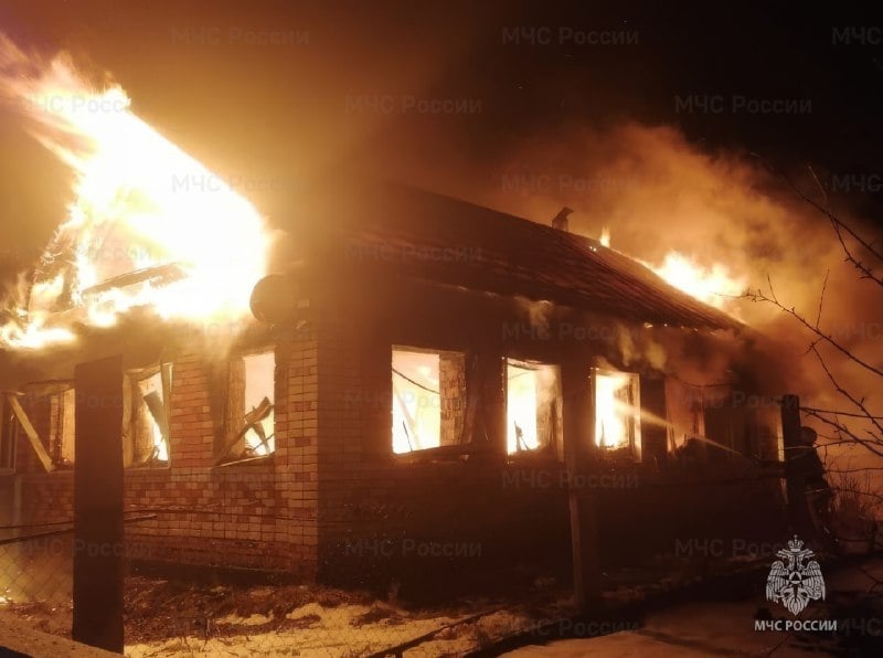 В селе Алманчиково Батыревского района в пожаре погиб мужчина. Огонь уничтожил его дом, тело 46-летнего хозяина обнаружили пожарные.