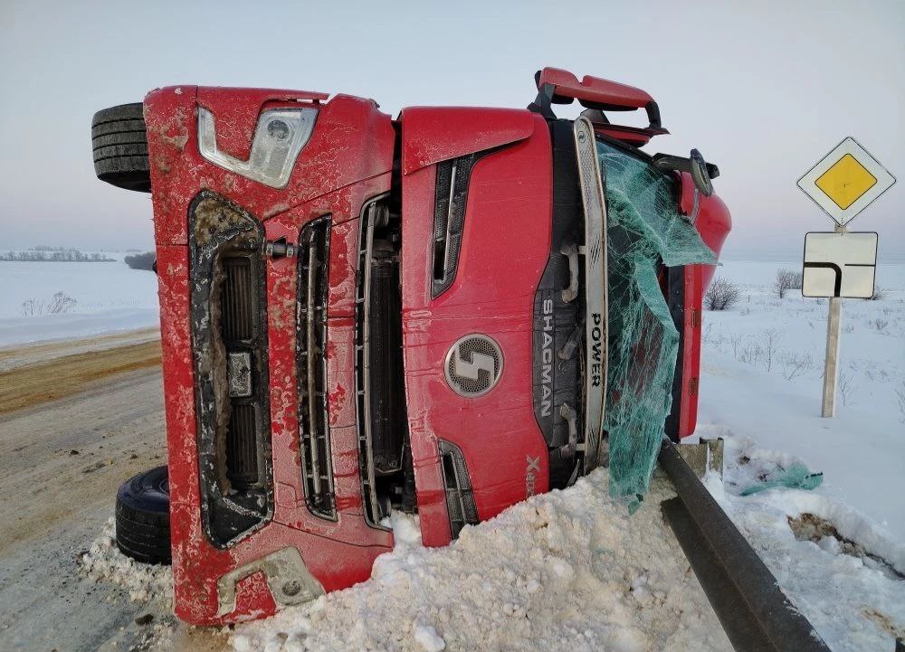 В Грибановском районе госавтоинспекторы выясняют обстоятельства опрокидывания большегруза  Накануне примерно в 15 15 час на 30 км автодороги Курск Борисоглебск Грибановский Посевкино по предварительным данным 40 летний водитель автомобиля ШАКМАН житель Нижегородской области не справился с управлением допустил опрокидывание транспортного средства с дальнейшим наездом на препятствие бордюрное ограждение В результате дорожно транспортного происшествия водитель получил телесные повреждения доставлен в медицинское учреждение  По данному факту сотрудниками полиции проводится проверка устанавливаются все обстоятельства и причины произошедшего Подписаться Telegram VK OK MAX