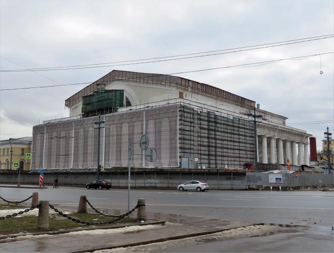 Реставрацию Биржи в Петербурге закончит подрядчик Кехмана  Компания "РСК-Ренессанс" завершит реставрацию здания Биржи на Васильевском острове в Петербурге. Там планируют открыть музей Русской славы и побед.  Подрядчика выбрали в результате конкурса Минкультуры РФ.  В 2022 году компания заключила контрактов на 276 млн рублей, в 2023 году — на 1,86 млрд рублей. "РСК-Ренессанс" получила подряды на реставрацию объектов Михайловского театра — непосредственно здания театра, а также дома Голенищева-Кутузова на площади Искусств и гидроизоляции обоих зданий. В Москве фирма ремонтирует МХАТ, в Новосибирске "РСК-Ренессанс" отремонтировала Большой зал Консерватории. К управлению всеми этими объектами имеет отношение Владимир Кехман.  Фото: Citywalls