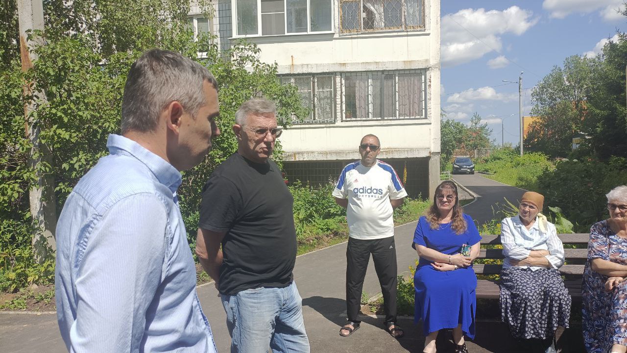 Ремонт крыши дома по адресу Сергиев Посад, Владимирская, 7: работы будут продолжены Эта история с капитальным ремонтом началась давно — более пяти лет назад. Его начала очень ждали жители, но уже на старте выяснилось, что проект необходимо доработать: у крыши были свои нюансы, и жильцы справедливо на это указали. Затем последовали длительная экспертиза и конкурсы по выбору подрядчика их, к слову, проводили целых четыре раза из-за сложности работ . И вот — свершилось: работы по капитальному ремонту крыши должны начаться 25 июля и завершиться 10 сентября. Сегодня во дворе многоэтажки побывал первый заместитель председателя Совета депутатов Константин Негурица. На встрече присутствовали представители администрации Сергиево-Посадского городского округа, управляющей компании и провайдера «ДИВО». Правда, представитель подрядчика не приехал, но представители власти заверили: всё начнётся в срок. Местная УК «Посадское Управление домами» сменившая «МосОблЭксплуатацию» всего две недели назад полностью вовлечена в процесс. Хорошие новости: напротив дома уже благоустроили территорию, заасфальтировали дворовые проезды, обустроили спортивную площадку, появились новые парковочные места. В июле-августе здесь появятся новая детская площадка, воркаут-зона и тренажёры за счёт инициативного бюджетирования, выделенного областными депутатами. Нерешённой проблемой пока остаётся вопрос резинового покрытия спортивной площадки, но, как заверяют власти, его постараются решить уже в этом сезоне.