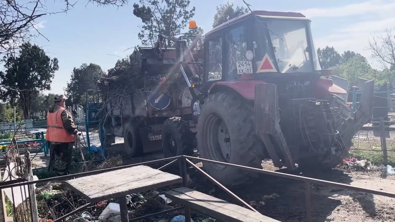 В Прохладном проинспектировали ход уборки старого кладбища В преддверии светлого праздника Пасхи в Кабардино Балкарии особое внимание уделяется уходу за местами захоронений в Прохладном по просьбе жителей была организована проверка состояния старого кладбища После обращений горожан которые выразили обеспокоенность наличием несанкционированных свалок на кладбище депутат Парламента КБР член фракции Единая Россия Олег Марцуль и начальник Управления жилищно коммунального хозяйства Евгений Маар выехали на место чтобы проверить как идут работы по уборке территории Подробнее здесь Подписывайтесь на РИА КБР в MAX