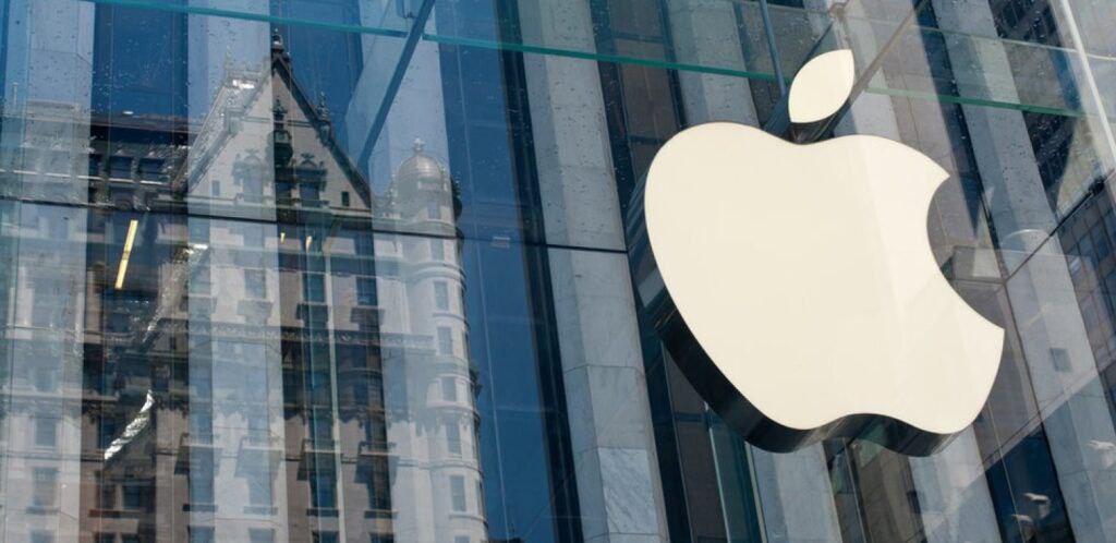 Apple получила патент на использование частей тела для идентификации людей, когда их лица не видны камере   ⏺Патент Apple, поданный в мае 2022 года и выданный 26 ноября 2024 года, описывает систему, которая связывает распознавание лиц с другими характеристиками тела, такими как одежда, походка или жесты, для распознавания определенных людей.   ⏺Система работает, связывая «части тела», таких как туловище, руки или ноги, с биометрическими данными лица, а затем сравнивая данные с видеотрансляцией в реальном времени и применяя поэтапный подход к идентификации лица, частей тела и физических характеристик, к которым относятся форма тела, цвет кожи, текстура или цвет одежды.   ⏺Система может распознавать людей по характеристикам их тела, даже если они носят разную одежду, и может периодически перерегистрировать их одежду для обеспечения точной идентификации.   «Похоже, все это сводится к созданию интеллектуальной системы камер, которая распознает лицо и походку человека, но заново регистрирует его одежду утром, чтобы распознать его по пути домой, даже если она не видит его лица, поскольку знает его гавайскую рубашку», — сообщает Biometric Update.     Канал