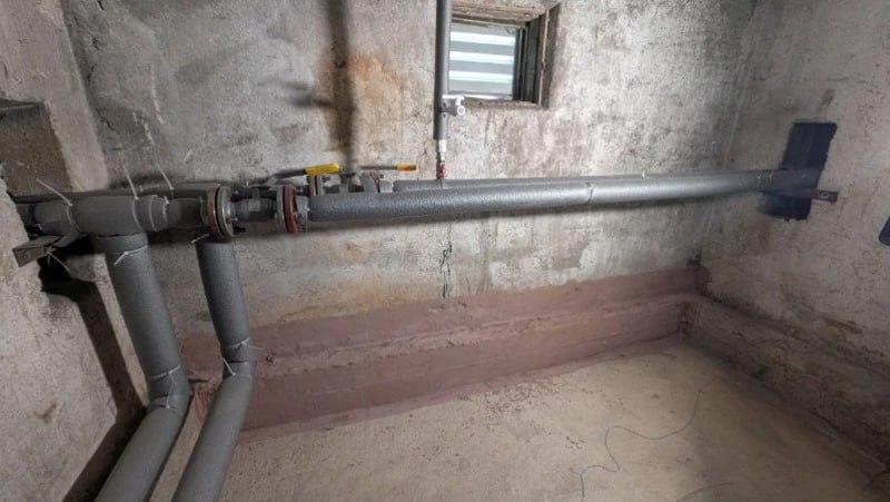 Около тысячи подвалов отремонтировали в Сахалинской области в 2025 году В уходящем году на Сахалине и Курилах обновили 968 подвалов из них капитальный ремонт провели в 106 Специалисты заменили ветхие трубы устроили дренажные системы и гидроизоляцию Лидером по количеству отремонтированных помещений стал областной центр Подробности читайте на нашем сайте   Подписаться на нас Telegram I MAX Прислать нам новость Sakhonlinebot