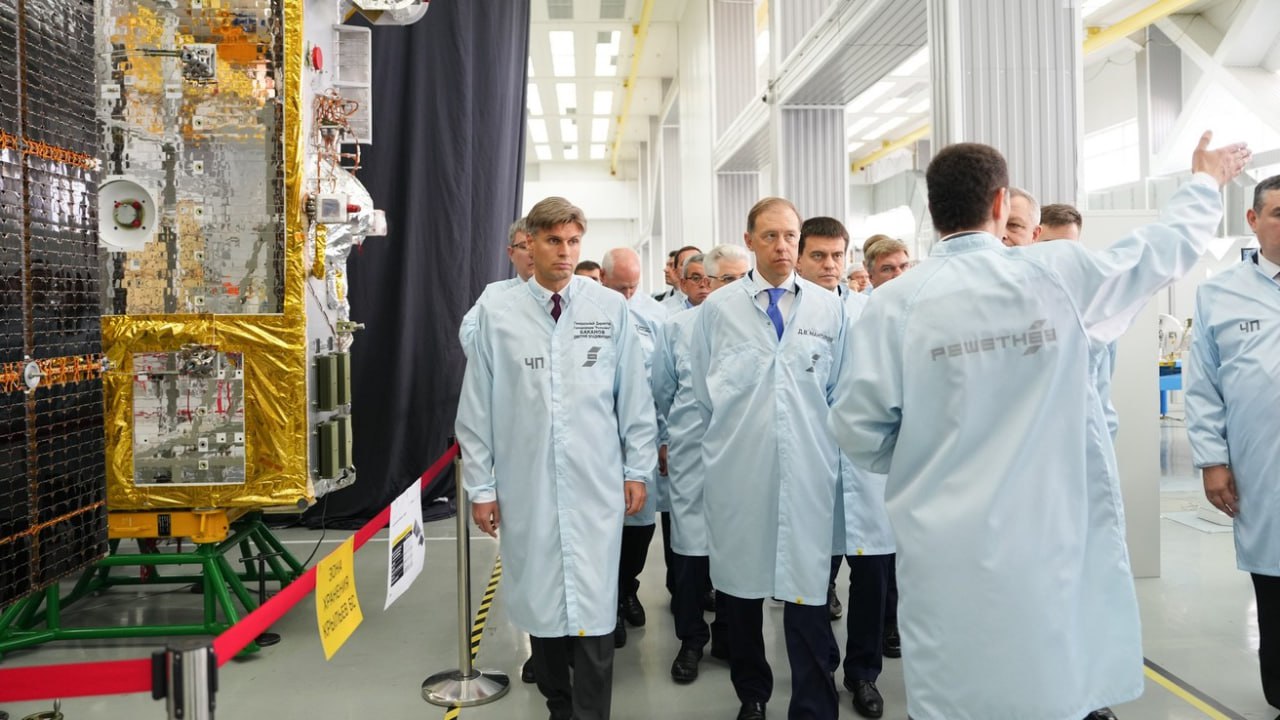 Первый заместитель председателя правительства Денис Мантуров в ходе рабочей поездки в Красноярский край ознакомился с производственными возможностями компании АО Решетнёв входит в ГК Роскосмос сообщает сайт правительства На предприятии создана и запущена первая отечественная конвейерная линия сборки космических аппаратов массой до 300 кг и их составных элементов На линии применяются системы роботизации и автоматизированного контроля такие как умный инструмент машинное зрение на основе нейросетей визуализация процесса выполнения производственных операций