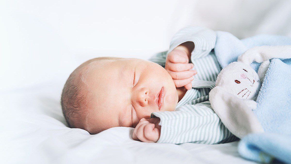 Общественники призвали запретить называть детей неправославными именами Запретить называть новорожденных малышей неправославными именами призвали российские общественники Они считают что такая мера позволит защитить традиционные ценности россиян а детям с такими именами как Прасковий и Агафон в жизни будет гораздо проще Глава движения Россия православная Михаил Иванов добавил что выбор имен для малышей должен быть ограничен именами из церковных святцев или устоявшихся традиций русского народа Russia News Подпишись