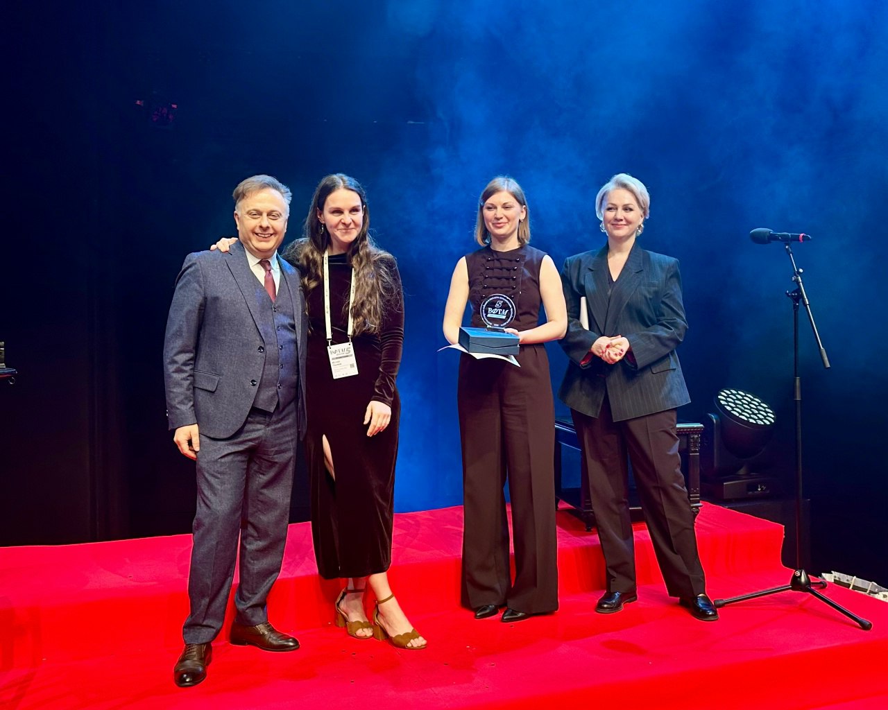 Спецприз для сельского театра свердловчанка получила награду от Театра Вахтангова В Москве прошел Вахтанговский фестиваль театральных менеджеров В нем приняла участие жительница Черноисточинска Юлия Пиляй Наградили два деревенских театра Мне радостно что нас маленьких и деревенских тоже замечают рассказывает редакции TagilCity ru Юлия Пиляй Девушка представила свой театр игру для поселковых детей Ку кукушка и забрала спецприз а какой именно читайте в материале TagilCity ru Подписаться Присылайте фото видео и новости OSTagilCity bot