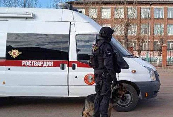 Сообщения о минировании образовательных учреждений поступили в Ессентуках и Кочубеевском округе В Ессентуках школы 1 3 4 6 7 8 9 10 11 поступила информация о возможном минировании зданий В указанных школах первую смену отправили на дистанционку вторая смена по результатам проверки В Кочубеевском округе также появилась информация о минировании ряда образовательных учреждений Проводятся мероприятия по эвакуации детей и проверке зданий специальными службами chp26rus