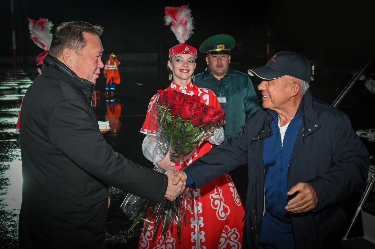 Раис Татарстана Рустам Минниханов прибыл с рабочим визитом в Казахстан В аэропорту Костаная его встретил глава региона Кумар Аксакалов Программа визита лидера Татарстана включает посещение нескольких городов в республике где запланированы встречи и переговоры с казахстанскими коллегами sputnikKZ