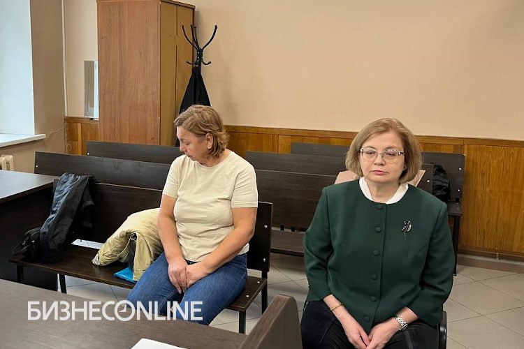 Экс главу загса РТ Гульшат Нигматуллину приговорили к 4 годам лишения свободы условно Об этом сообщает корреспондент БИЗНЕС Online Ее обвиняют в превышении должностных полномочий и мошенничестве Она вину ни по одной из статей не признает По словам Нигматуллиной с ее стороны имела место халатность Вместе с ней на скамье подсудимых оказались ее бывший заместитель Ренат Ахметзянов и бывший главбух управления Ландыш Шарафутдинова Им также назначили наказание условно 1 год 8 месяцев и 1 год 6 месяцев соответственно Им вменяется превышение должностных полномочий Ранее гособвинение запросило Нигматуллиной 6 лет лишения свободы а заместителю и главбуху по 2 года лишения свободы ℹ Подписаться на БИЗНЕС Online