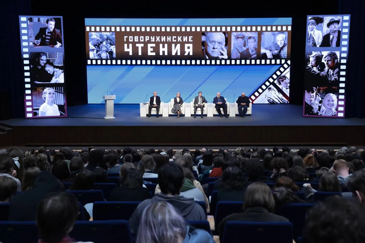 Сегодня во ВГИКе открылись первые Говорухинские чтения С инициативой их проведения выступил Председатель Государственной Думы Вячеслав Володин возглавляющий по указу Президента России оргкомитет по увековечению памяти Станислава Говорухина В стенах творческой альма матер политика и режиссера депутаты Госдумы и представители Правительства РФ сферы культуры а также преподаватели ведущих вузов и студенты обсудят наследие Станислава Сергеевича Говорухина как творческого и общественно политического деятеля В этом году великому режиссеру сценаристу и депутату Госдумы исполнилось бы 90 лет По словам Вячеслава Володина важно сохранить память о творчестве общественной и политической деятельности Говорухина Он был талантлив во всем как режиссер актер сценарист и как политик Мы надеемся что его память обязательно будет жить в сердцах тех людей для кого небезразлично будущее нашей страны Потому что Станислав Сергеевич сделал очень многое для того чтобы Россия была сильной говорил Председатель ГД Открывая чтения Первый заместитель Председателя Государственной Думы Александр Жуков сказал Говорухин это личность многогранная В нем удивительным образом сочетались и талант человека искусства и позиция государственника Он очень хорошо знал жизнь понимал что волнует простых людей поэтому и поднимал в своих фильмах темы которые не оставляют равнодушными практически никого Подробности читайте на нашем сайте