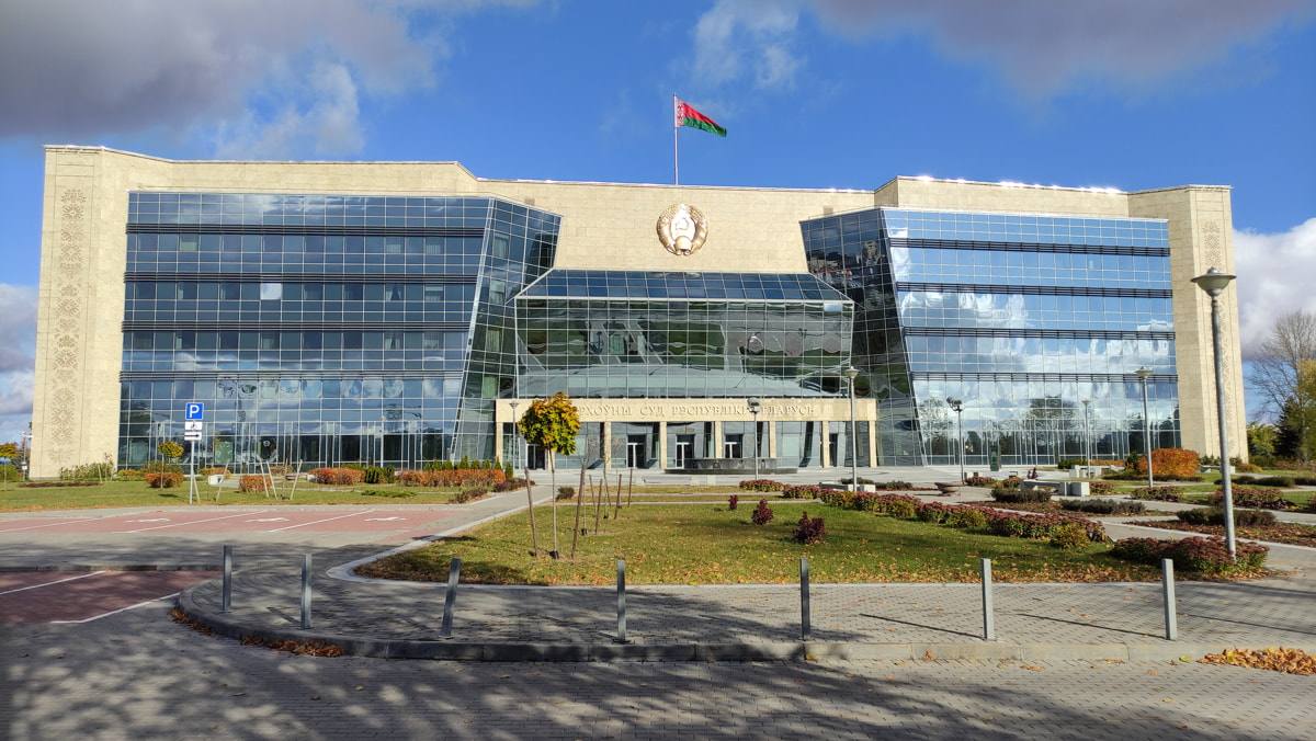 В Беларуси впервые за 28 лет сменился председатель Верховного суда Им стал Андрей Швед Ранее он занимал пост генерального прокурора страны Бывший председатель Верховного суда Валентин Сукало который работал на этой должности с января 1997 года был освобожден от своих обязанностей Решение об этом было принято единогласно в ходе открытого голосования на VII Всебелорусском народном собрании Подробнее