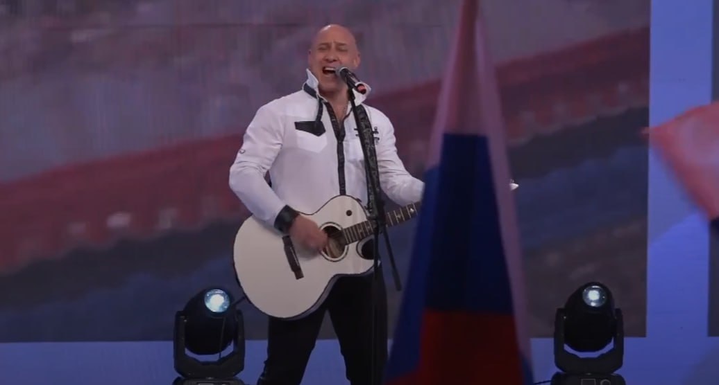 Президент России присвоил балаковцу звание Народного артиста России Сегодня 16 февраля президент России Владимир Путин подписал указ О награждении государственными наградами Российской Федерации Среди отмеченных главой государства оказались и жители Саратовской области  Звание Народный артист РФ присвоено уроженцу Балакова артисту депутату ГД Денису Майданову  За заслуги в аграрной отрасли почетное звание Заслуженный работник сельского хозяйства РФ присвоено Александру Касаткину  За достигнутые трудовые успехи медалью ордена За заслуги перед Отечеством II степени награждены мастер ЗАО Завод электромонтажных конструкций Гидроэлектромонтаж Максим Грачев и руководитель проекта предприятия Александр Коньков  За заслуги в области ветеринарии почетное звание Заслуженный ветеринарный врач РФ присвоено ветврачу Пугачевской районной станции по борьбе с болезнями животных Мавлиту Янгалычину  За заслуги в области транспорта почетное звание Заслуженный работник транспорта РФ присвоено ведущему технологу территориального участка по тепловодоснабжению филиала ОАО РЖД Ольге Горшковой Мы в MAX Мы в TG Прислать новость