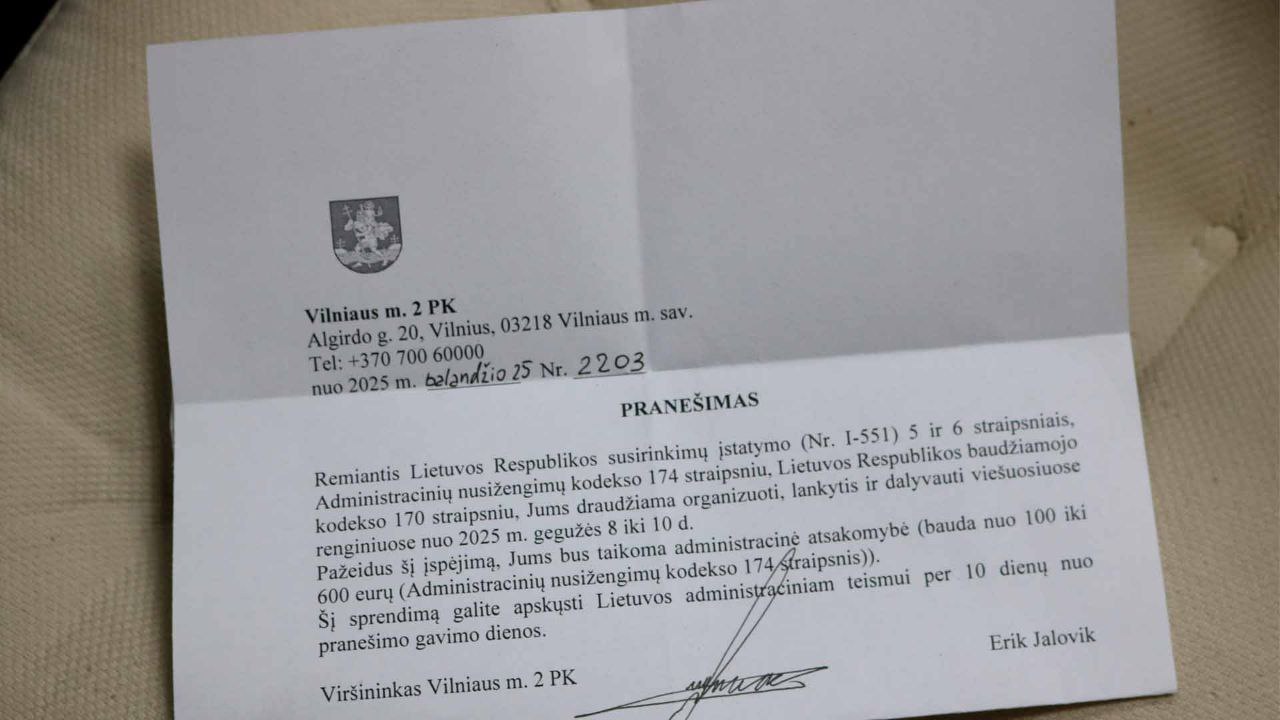А тем временем на антифашистов в Литве начали давить - Глебу Урбонасу угрожают крупным штрафом, если в праздничные дни он посмеет выйти из дома. Литовский антифашист Глеб Урбонас сообщил, что получил официальное письмо из полиции, в котором черным по белому написано, что ему запрещается с 8 по 10 мая участвовать в каких-либо мероприятиях, сообщает литовский политический беженец Гедрюс Грабаускас. В случае неповиновения, Урбонасу угрожают штрафом до 600 евро. Такая в Литве нынче демократия. Власти боятся антифашистов, боятся праздника Победы, боятся возложения цветов, а чуть что - кричат об агрессии.