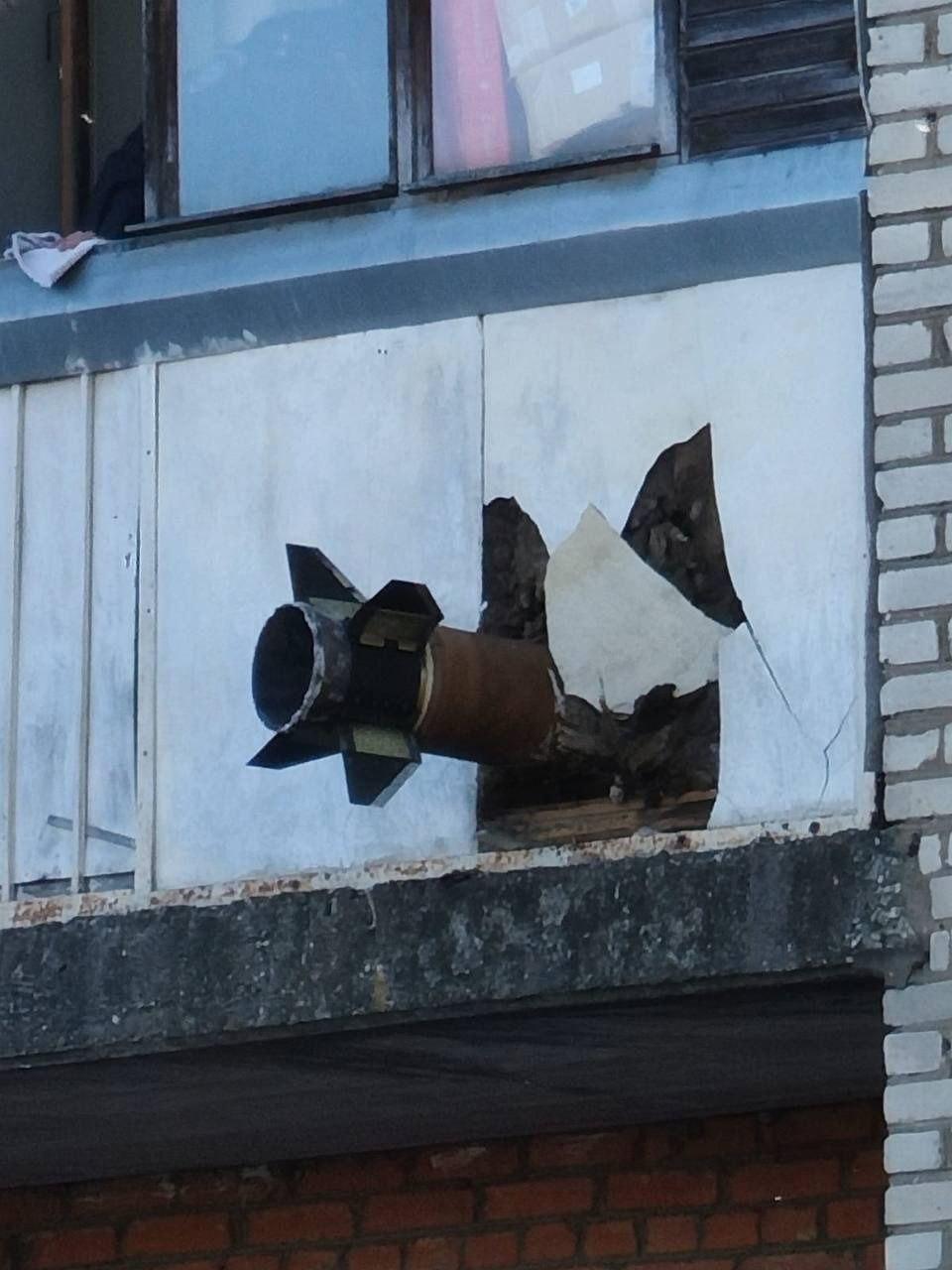 В подмосковном Подольске эвакуировали жильцов дома на улице Ленинградской — в балконе застрял фрагмент ракеты.