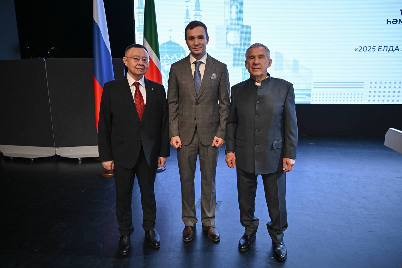 10 13 ноября в Казани пройдет Строительная неделя Татарстана Организатором и продюсером события выступит команда форума недвижимости Движение совместно с Торгово промышленной Палатой и Минстроем Республики Татарстан Анонс мероприятия прошел на итоговой Коллегии Минстроя Республики Татарстан при участии Раиса Татарстана Рустама Минниханова и Министра строительства Российской Федерации Ирека Файзуллина В рамках Строительной недели Татарстана пройдет деловая программа международная девелоперская премия BRICS Property Awards выставка недвижимости и строительных материалов Предполагается что мероприятие должно будет стать одним из главных строительных событий в стране на системной основе Татарстан в стройкомплексе страны это не просто регион Это территория стандартов решений и будущего на которые равняются И эта неделя докажет это всем участникам Ведь на сцене Рустам Нургалиевич дал четкий ориентир что мы должны сделать лучшее событие в стране Вы можете стать партнером этого события Если у вас серьезные намерения напишите Наталье Межецкой директору по работе с партнерами namezheckaya 7 905 857 5454