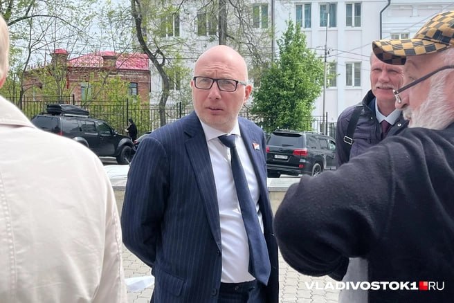 Сегодня, 20 мая, Приморский краевой суд начал рассмотрение иска бывшего депутата Законодательного собрания Приморского края Геннадия Шульги, который оспаривает законность лишения его депутатского мандата. Ранее, 23 апреля, депутаты регионального парламента досрочно прекратили полномочия Шульги, представлявшего округ № 2 во Владивостоке. Формальным основанием стало систематическое неучастие парламентария в заседаниях комитета по социальной политике, членом которого он являлся. По данным Заксобрания, в 2024 году Шульга шесть раз отсутствовал на заседаниях без уважительной причины. Подробнее в материале. Подписаться