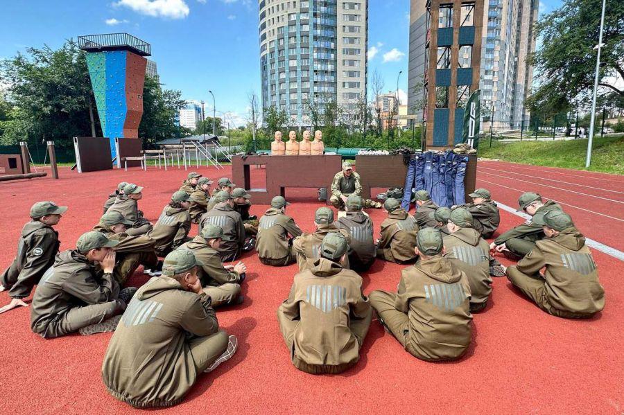 В Екатеринбурге стартовала первая смена летнего военно-спортивного лагеря «Время юных героев». 290 ребят со всей области — от Волчанска до Красноуфимска — стали участниками тематической смены, посвященной Году защитника Отечества и 80-летию Победы  На церемонии открытия каждому из 10 взводов вручили боевые листы с фото и информацией о подвиге героя, имя которого будет носить отряд. В их числе — Михаил Одинцов, Алексей Маресьев, Григорий Речкалов, Александр Матросов и другие.  Подростки 14–18 лет изучают основы безопасности, огневую и тактическую подготовку, а также учатся управлять беспилотниками.    Подробнее читайте на сайте «Областной газеты».    департамент информационной политики Свердловской области   Подписаться на «ОГ» Прислать новость Поддержать канал