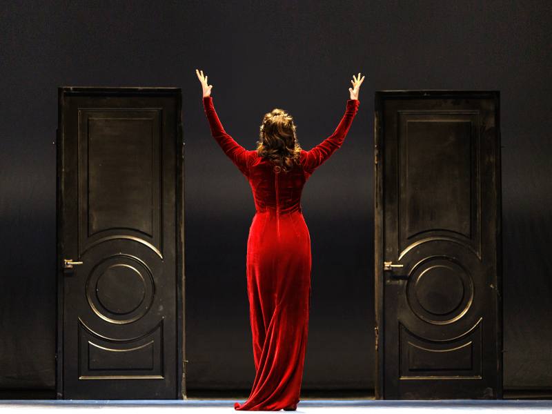 Неожиданный поворот событий случился с репертуаром Малого театра Здесь поставили комедию фарс Маленькая опера Сначала пролистнула строчку как явно скучную классику А потом взяла в руки произведение Славы Сэ по которому поставлен спектакль Пошлость на грани но это великолепно Не знаю как решился на это сам театр Судите сами в оккупированную Голландии приезжает отец нации Для него ставят оперу Вагнера в борделе Действующие лица дамы легкого повеления Пока не знаю как постановка но книга потрясающе сюрреалистична Малый театр меняет вектор