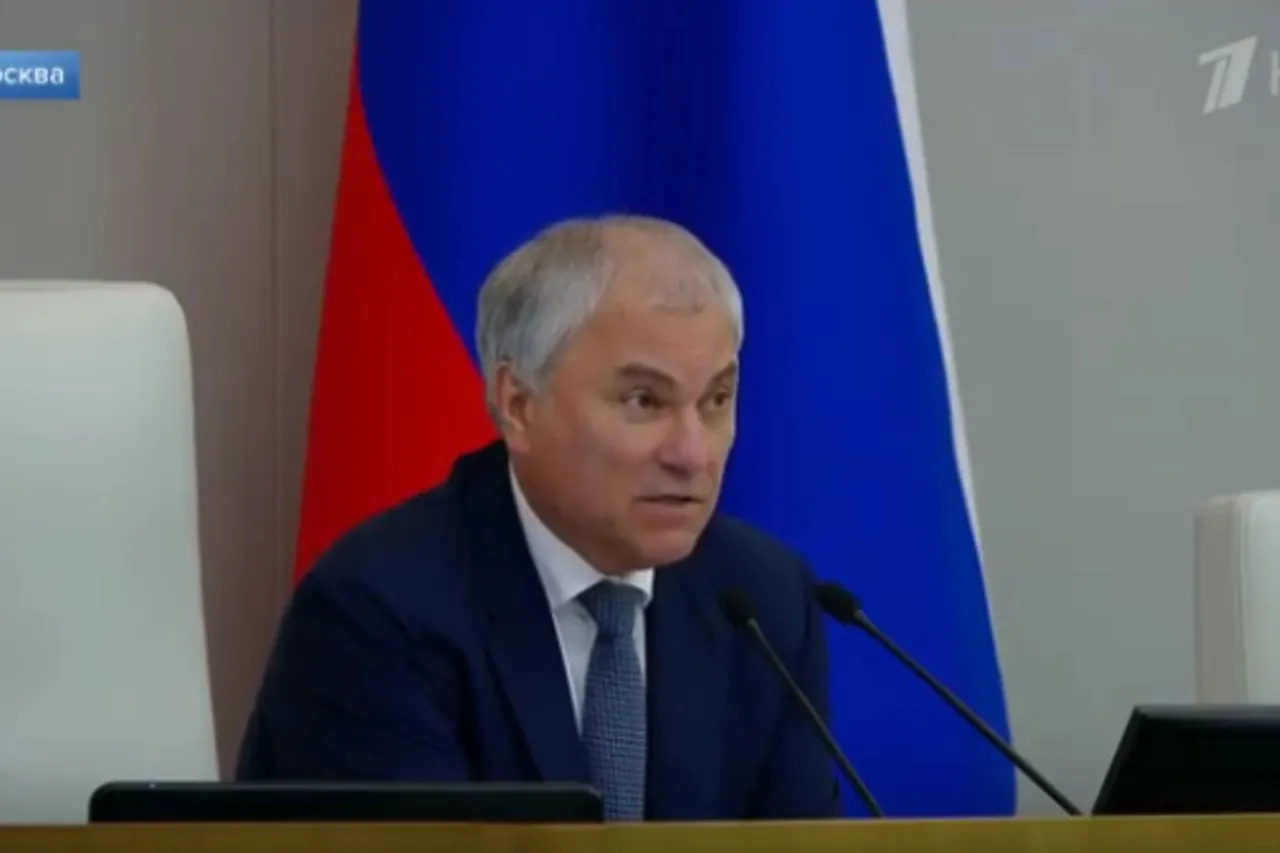 Володин Депутаты не согласны увеличить тарифы ЖКХ на 33 5 Председатель Госдумы Вячеслав Володин выразил несогласие с озвученным министром экономического развития РФ Максимом Решетниковым предложением в течение четырех лет увеличить тарифы на коммунальные услуги на 33 5 Спикера поддержали депутаты Об этом пишет Интерфакс На заседании Госдумы в четверг 14 мая Володин напомнил что буквально вчера Минэкономразвития озвучило прогнозы в части роста тарифов на услуги ЖКХ до 2029 года и уже поступило огромное количество обращений со стороны граждан потому что в этом прогнозе в течение четырех лет министерство экономического развития предлагает увеличить тарифы на 33 5 Володин заявил что в Госдуме с этим согласиться не могут uralweb ru