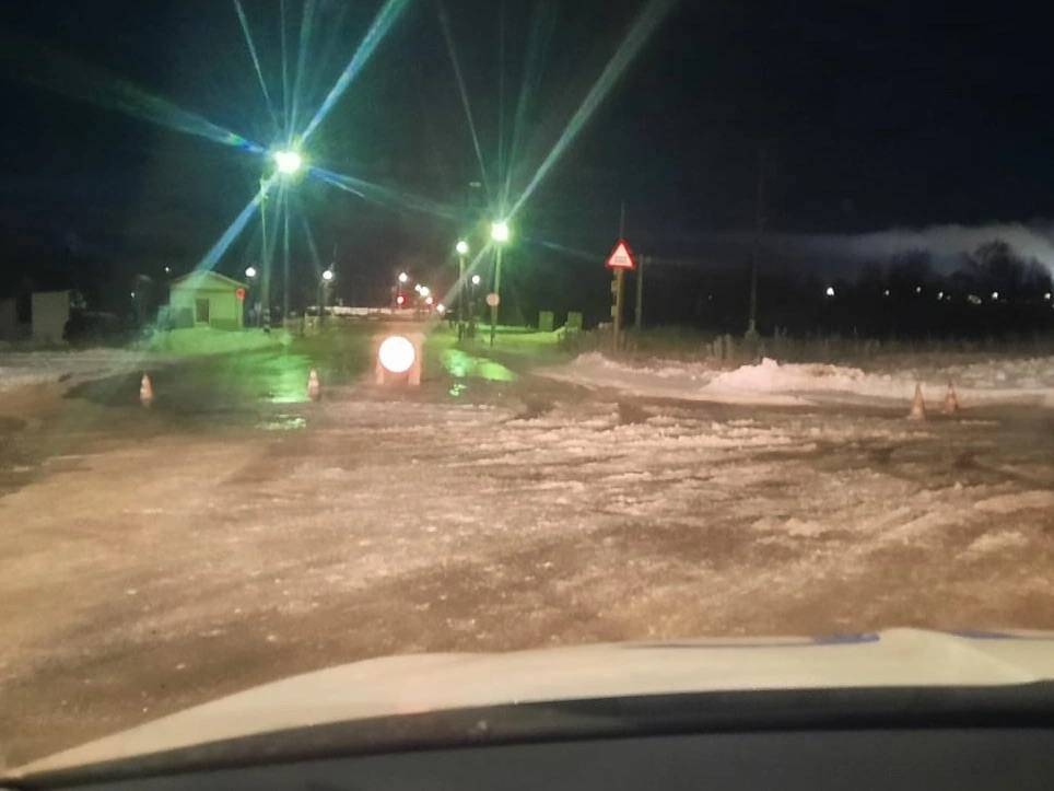 На Пряжинском шоссе в Петрозаводске произошел разлив воды на проезжую часть. В результате обледенела дорога в районе пересечения Пряжинского шоссе и ул. Транспортной, вблизи железнодорожного переезда.