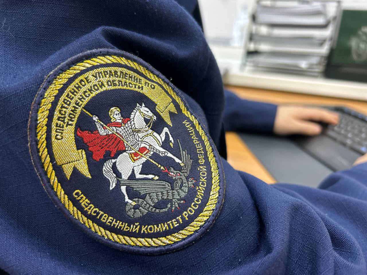 Следователями СК России по результатам проверки о травмировании ребенка в результате наезда самоката в городе Тобольске возбуждено уголовное дело Напомним, в ходе проведения мониторинга средств массовой информации сотрудниками регионального следственного управления выявлена публикация, в которой сообщается о том, что в городе Тобольске несовершеннолетняя на электросамокате сбила ребенка. В результате наезда пострадавший получил телесные повреждения и обратился за медицинской помощью. По поручению руководителя следственного управления Следственного комитета России по Тюменской области Александра Александровича Кублякова возбуждено уголовное дело по признакам состава преступления, предусмотренного ч. 1 ст. 268 УК РФ нарушение правил, обеспечивающих безопасную работу транспорта . По уголовному делу выполняются следственные действия, направленные на сбор и закрепление доказательств.